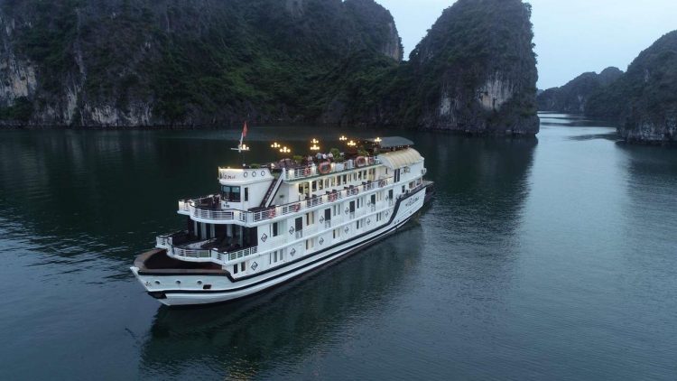 This figure is higher than that of Hanoi and Da Nang. The following article will give you some useful Halong Bay travel and Ha Long motorbike rental’s experiences.
