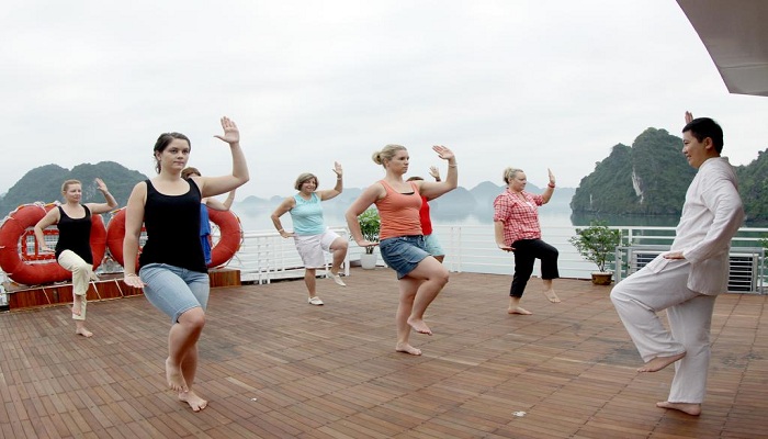 4 hour Halong Tour at noon